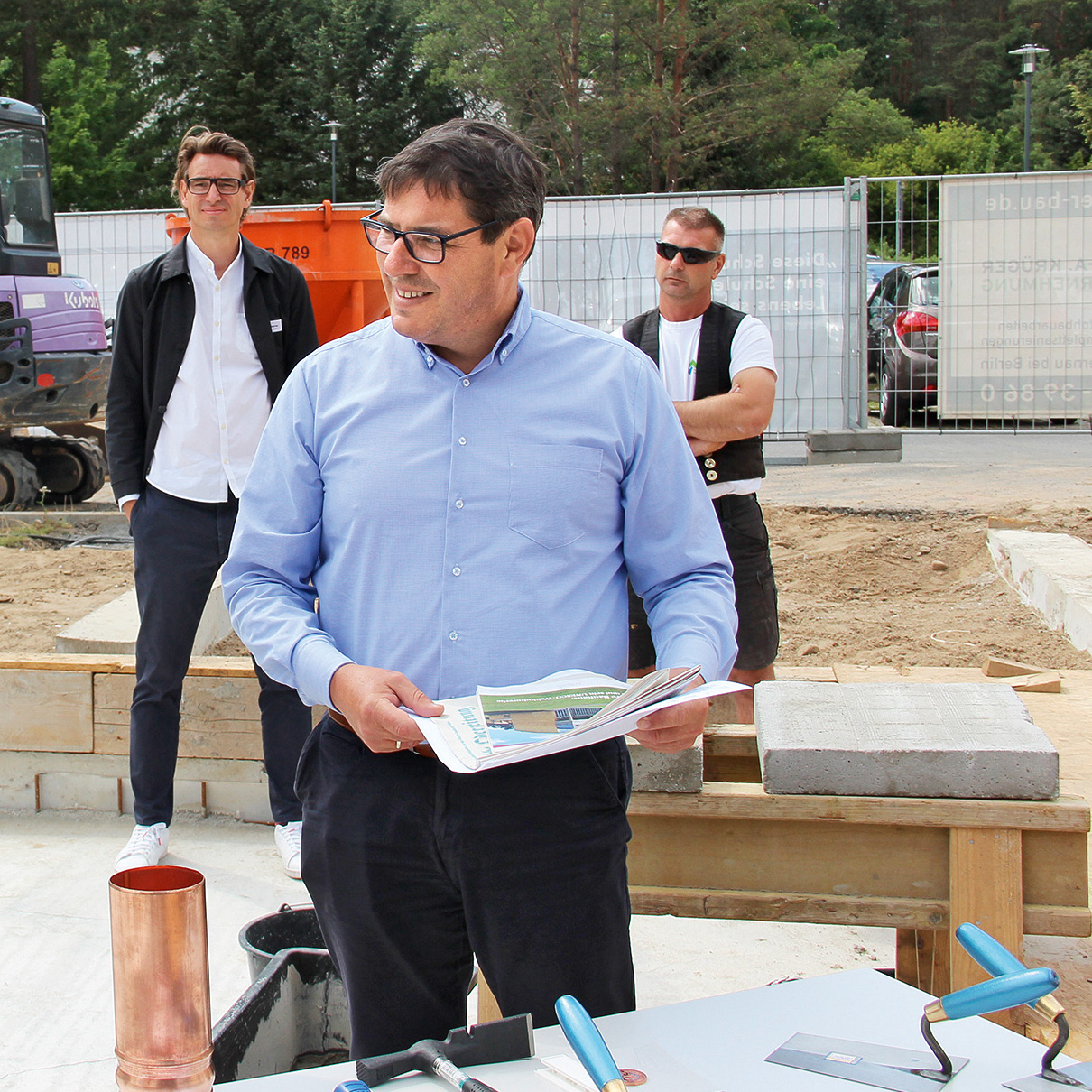 An allen Ecken wird gebaut: Bernaus Bürgermeister André Stahl bei einer Grundsteinlegung im Juli 2020.